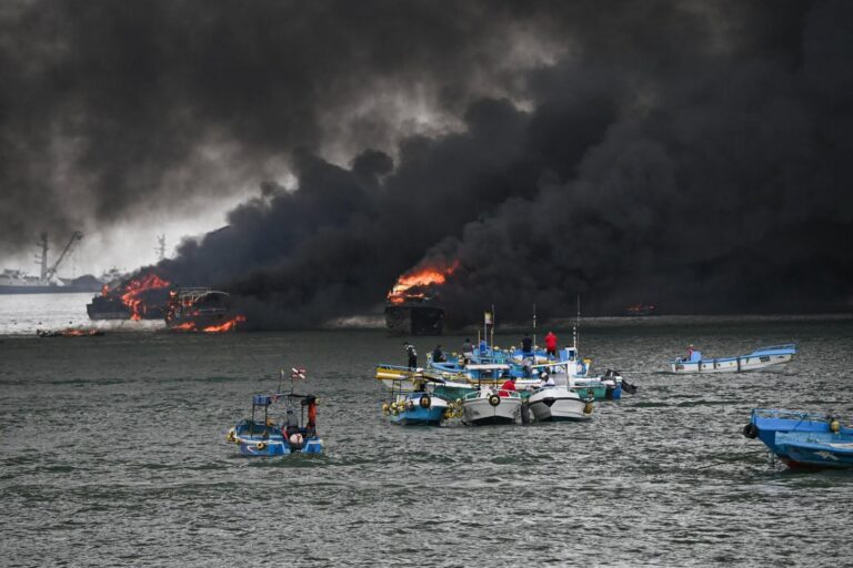 MANTA ENFRENTA UNA DE LAS JORNADAS MÁS DOLOROSAS DE SU HISTORIA RECIENTE TRAS EL INCENDIO EN EL MUELLE PESQUERO