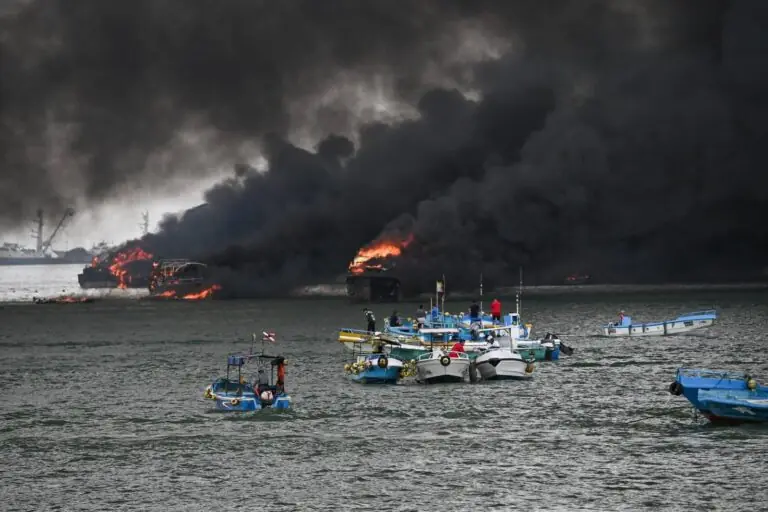 MANTA ENFRENTA UNA DE LAS JORNADAS MÁS DOLOROSAS DE SU HISTORIA RECIENTE TRAS EL INCENDIO EN EL MUELLE PESQUERO